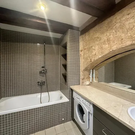 Stylish 2br In Old Town Gem Apartment