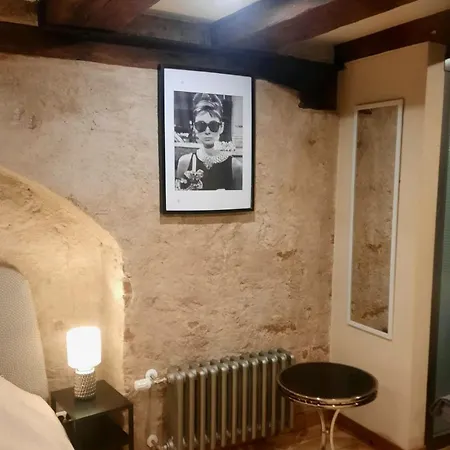 Stylish 2br In Old Town Gem Apartment