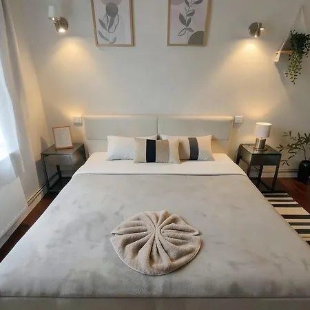 Stylish 2br In Old Town Gem